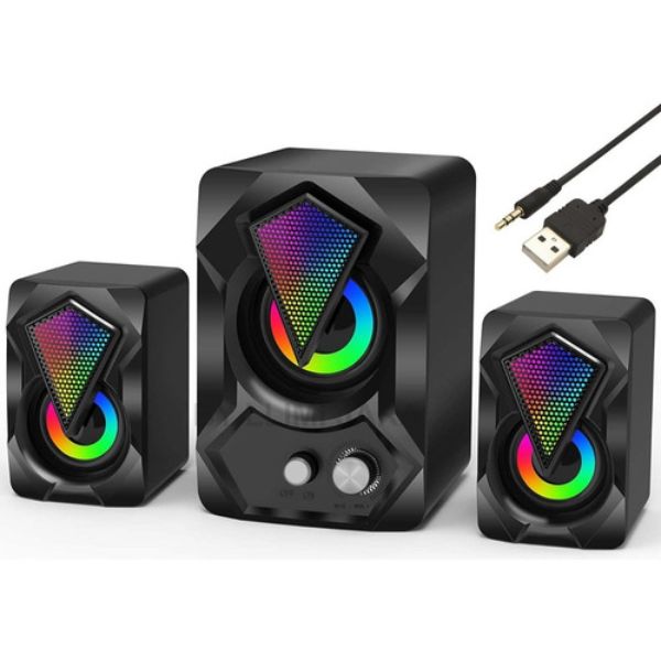 2.1 zvučnici sa RGB osvetljenjem na radnom stolu pored monitora