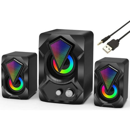 2.1 zvučnici sa RGB osvetljenjem na radnom stolu pored monitora